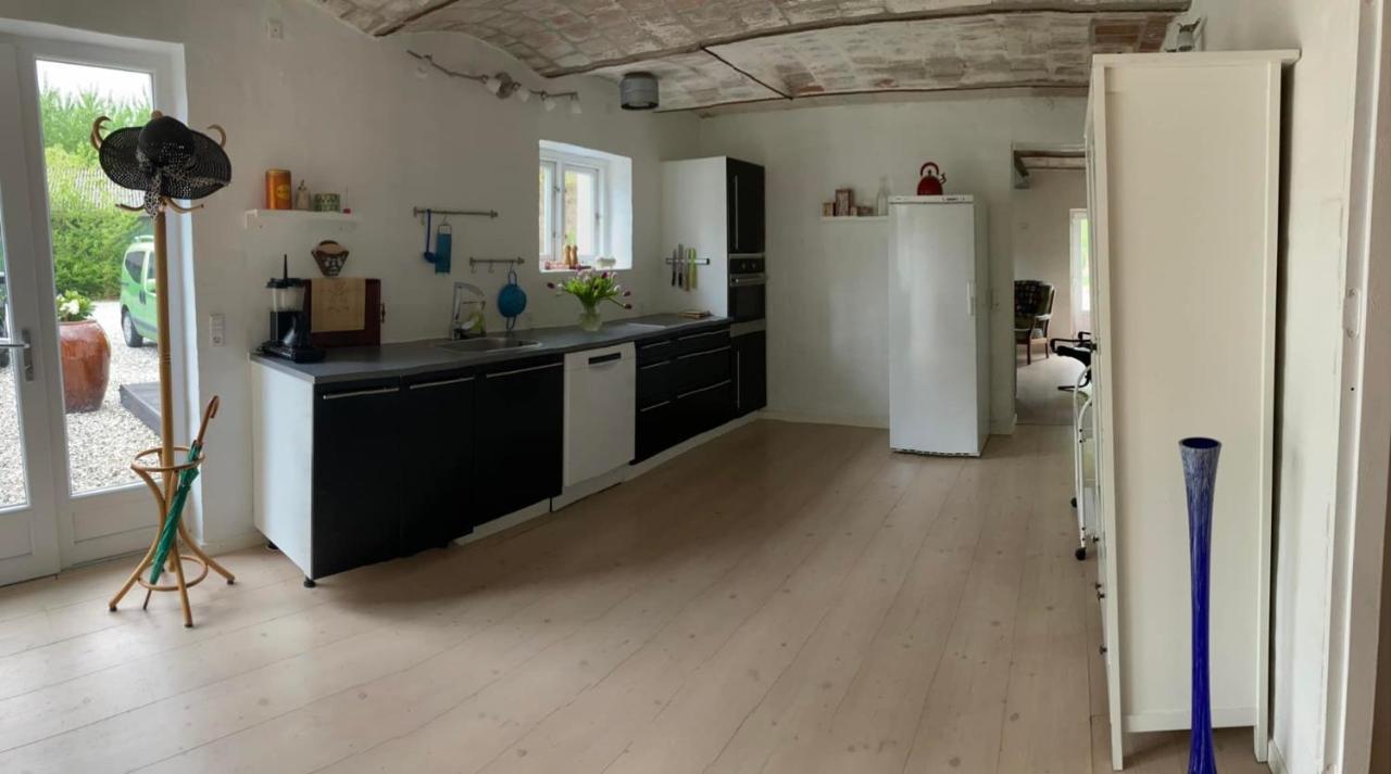 Under Regnbuen, Dit Fristed Pa Haervejen Them Buitenkant foto